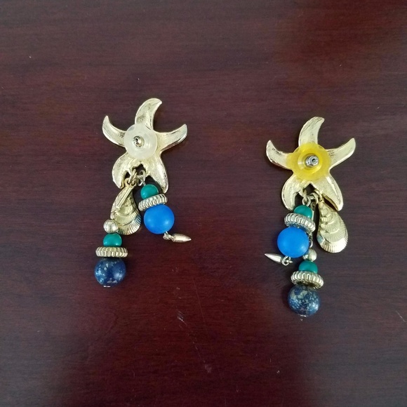 Gold star fish earrings with hanging beads - Picture 3 of 4